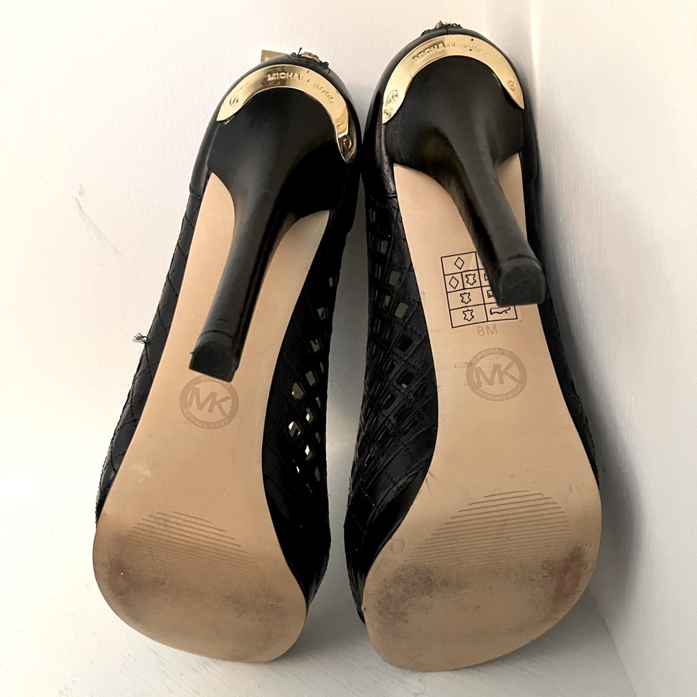 Michael Kors Graham Cutout Bootie, black leather with gold details, size 8 - Picture 9 of 12